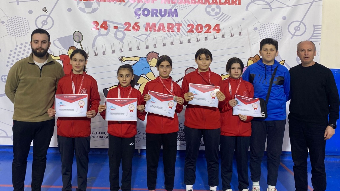 Okulumuz Yıldız Kız Badminton Takımı Grup İkincisi oldu.